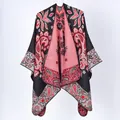 Vue détaillée d'une cape poncho pour femme avec motif cachemire rouge et noir vintage - Châle À Bordure Cachemire Noire Et Rouge / 135*155 cm