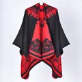 Élégant poncho en maille rouge et noir avec des motifs ethniques géométriques et floraux - Nuages ​​de Feu Et Nuages ​​de Bon Augure Noirs Et Rouges / 135*155 cm