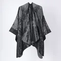 Vue détaillée du motif de forêt sur la cape châle en tricot noir et gris pour femme - Le Châle De Forêt Est Noir Et Gris / 135*155 cm
