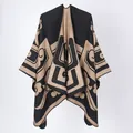 Vue détaillée d'un poncho en tricot noir et camel pour femme avec motif géométrique. - Carrés Liés Noir Kaki / 135*155 cm