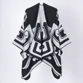 Vue détaillée d'un poncho en maille à motif géométrique noir et blanc - Blocs Liés En Noir Et Blanc / 135*155 cm