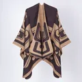 Gros plan d'un poncho en maille à motif géométrique marron et beige - Blocs Emboîtables Bruns / 135*155 cm