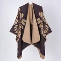Élégant poncho en maille pour femme avec motif floral marron et fente frontale sophistiquée - Les Feux D'artifice Prirent Une Teinte Brune. / 135*155 cm