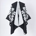 Vue détaillée du motif de feuilles noir et blanc sur ce châle poncho en maille pour femmes - Les Feux D'artifice S'épanouissent En Noir Et Blanc / 135*155 cm