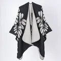 Détail d'un poncho en tricot pour femme avec motif floral noir et blanc et devant ouvert - Des Feux D'artifice Illuminent Le Riz Noir / 135*155 cm