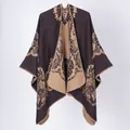 Vue complète du poncho en maille à fleurs pour femme avec un design fendu classique - Grande Couronne De Fleurs Brunes / 135*155 cm