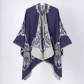 Poncho femme bleu marine avec motifs de dentelle florale grise style pastoral chic - Grande Couronne De Fleurs Bleu Marine / 135*155 cm