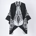 Élégant châle en tricot noir et blanc avec un motif floral en dentelle pour femmes - Grande Couronne De Fleurs Noires Et Blanches / 135*155 cm