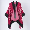 Poncho tricoté rouge pour femme avec motifs de dentelle blanche et bordure noire - Châle Symbolique Noir Et Rouge / 135*155 cm