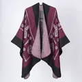 Élégant poncho en tricot à motifs de dentelle bordeaux et noirs avec fente - Châle Symbolique Bordeaux / 135*155 cm