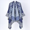 Poncho cape pour femme à motif paisley bleu avec une bordure cousue très élégante - Châle Bleu Marine À Motifs Cachemire Avec Bordure / 135*155 cm