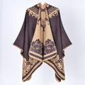 Poncho fendu élégant pour femmes avec motifs rétro en café et or, coupe classique. - Nuages ​​de Feu Et Brun / 135*155 cm
