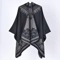 Châle en tricot pour femme à motif de dentelle noir et gris avec bordure méandre - Nuages ​​de Feu Et Cendres Noires / 135*155 cm