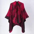 Élégant châle poncho pour femme rouge et noir avec un motif de silhouette de forêt. - Châle Arbre Noir Et Rouge / 135*155 cm
