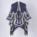 Châle poncho élégant en maille jacquard bleu marine et gris pour femme à motif géométrique - Cubes Bleu Foncé Emboîtables / 135*155 cm