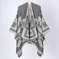 Châle poncho classique gris pour femme avec motif géométrique et bords surjetés - Blocs Gris Emboîtables / 135*155 cm