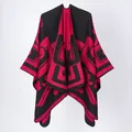Élégant poncho tricoté à motifs géométriques rouge et noir pour femmes, châle de style classique - Blocs Liés Noirs Et Rouges / 135*155 cm