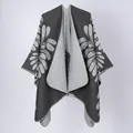 Châle poncho en maille classique gris à motif floral avec bords festonnés élégants - Des Feux D'artifice Fleurissent Dans Le Riz Gris / 135*155 cm