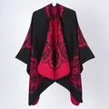 Élégant châle poncho tricoté pour femme avec motifs de dentelle florale rouge sur noir - Grande Couronne De Fleurs Noire Et Rouge / 135*155 cm