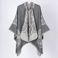 Châle poncho élégant en tricot jacquard gris avec motif dentelle vintage femme - Grande Couronne De Fleurs Grises / 135*155 cm