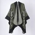 Châle en tricot vert et noir pour femmes avec motif de dentelle ethnique et cape fendue - Châle Symbolique Noir Et Vert / 135*155 cm