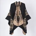 Châle poncho tricoté élégant pour femmes à motif floral noir et beige - Grande Couronne De Fleurs Café Noir / 135*155 cm
