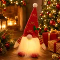 Gnomo di Natale luminoso fatto a mano con cappello rosso lavorato a maglia e luce LED - Fiocco rosso