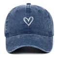 Gedetailleerd vooraanzicht van wit geborduurd hart op een gewassen blauwe denim pet - Eén maat / Marineblauw