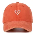 Gedetailleerde weergave van wit hart borduurwerk op oranje gewassen baseballpet - Eén maat / Oranje