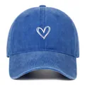 Detailopname van een blauwe gewassen denim baseballpet met witte hartborduring. - Eén maat / Donkerblauw