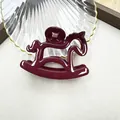 Élégante pince à cheveux bordeaux en forme de cheval à bascule avec motif de pièce - Rouge brillant