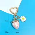 Porte-clés fraise rose irisée avec breloque marguerite et clip en forme de cœur - Fraise Rose Solide