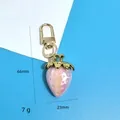 Pendentif porte-clés fraise rose avec dimensions de 66mm par 23mm et poids de 7g - Fraise Rose Solide [Fermoir]