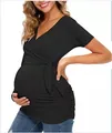 Ein modisches schwarzes Umstands-Still-T-Shirt mit V-Ausschnitt und Wickeldesign - S / Top (Kurzarm) / Schwarz