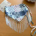Κοντινό πλάνο τυπωμένης ζώνης boho με κομψά μακριά λευκά κρόσσια και φούντες για γυναίκες. - Στυλ Πέισλι με Λευκές Φούντες / Φλοράλ σε Μπλε και Λευκό
