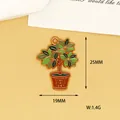 Gros plan d'une breloque en émail en forme de plante en pot avec détails de 25x19mm - Plantes Vertes