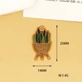 Vue détaillée du charme émaillé Crazy Plant Lady avec dimensions de 25mm sur 14mm. - Aloès