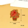 Vue détaillée d'une breloque plante en émail rouge et vert avec dimensions 23x19 mm - Feuille de Bananier Rouge