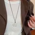 Dettaglio di un ciondolo geometrico irregolare in argento su un cordoncino nero fine - Ciondolo Petalo Irregolare (7#)