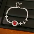 Detailansicht eines silbernen Armbands mit ovalem rotem Edelstein und Blumen-Zirkonia-Gliedern - Ovale Rote Strass-Stil (HB6524) / Silber-Rot