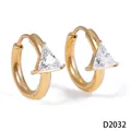 Boucles d'oreilles créoles en acier doré avec zircons triangulaires étincelants. - Triangle (D2032) / Or