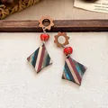 Detailansicht ethnischer Harz- und Holzohrringe mit Vintage-Muster-Geometrie - Geometrischer Rhombus / Mehrfarbig