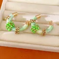 Detalle de pendientes retro en forma de C con tejido de hilo verde y cuentas de cristal - Estilo Vintage Francés en Forma de C (HE34892) / Poste de Plata-Par / Verde