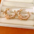 Detalle de pendientes de aro retro en forma de C con cuerda dorada y cuentas finas. - Estilo Vintage Francés en Forma de C (HE34892) / Poste de Plata-Par / Dorado-Marrón