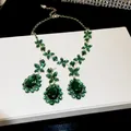 Luxe vintage paleisstijl set: groene zirkoon bloemenketting en druppeloorbellenset. - Vintage Smaragd Zirconia Ketting & Oorbellen Set (65#) / Goud-Groen