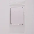 Weiße Schmuck-Displaykarte mit dekorativem Schnörkelmuster in transparenter OPP-Schutztüte - Wellenschliff-Stil / 6 cm * 8,5 cm (mit OPP-Beutel) / Weiß