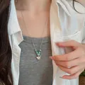 Primo piano di una collana in stile cinese moderno con ciondolo a forma di uccello in vetro. - Collana Uccello con Perline Color Block (55#)