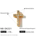Detailansicht eines goldenen Kreuzanhängers mit klarem Zirkonia für DIY-Schmuck - Strass Kreuz Anhänger (NB-DK221)