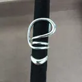 Anillo de dedo del pie geométrico minimalista en plata con diseño de doble capa torcida - Estilo Geométrico de Doble Capa Girado / Plateado