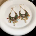 Vue macro de boucles d'oreilles bohèmes avec cristaux colorés et design de croissant vintage - Boucles d'Oreilles à Glands en Strass Croissant Bohème (14#) / Or-Vert